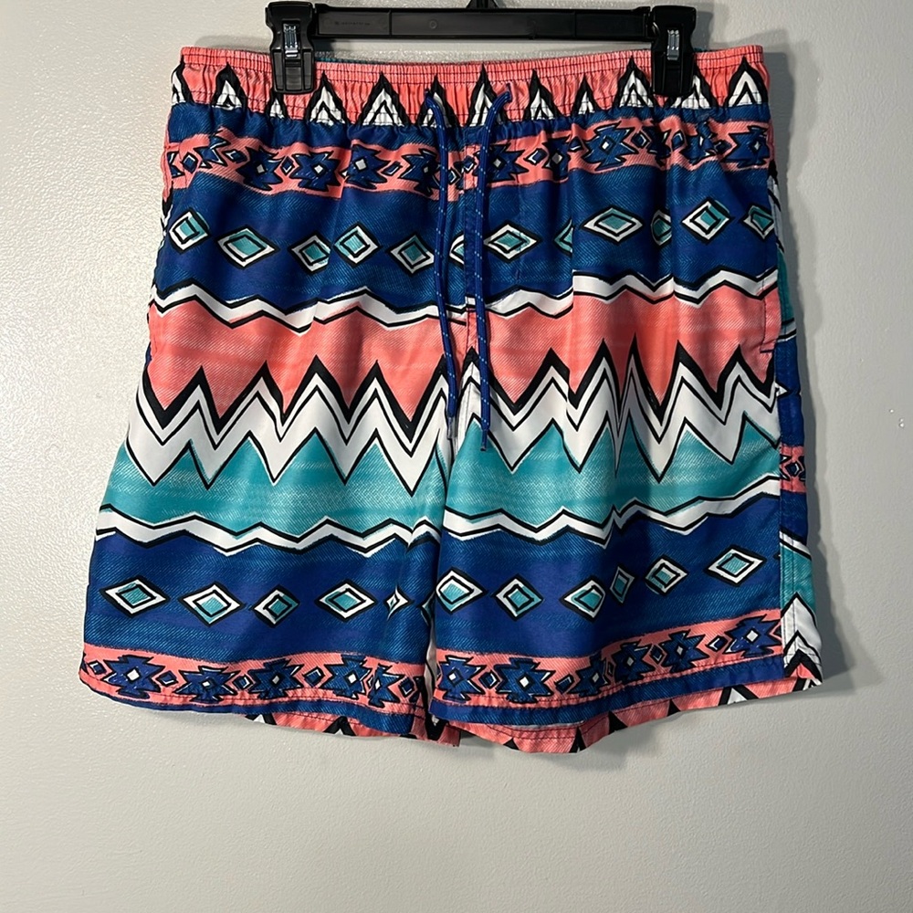 No Boundaries Geometric Pattern Men’s Swim Trunks Sz Lg. In Blue, Aqua & Coral.